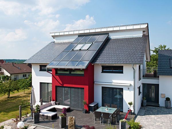 Haus mit Steildach und Solaranlagen – Arbeiten der Frank Sperling Dachdecker GmbH