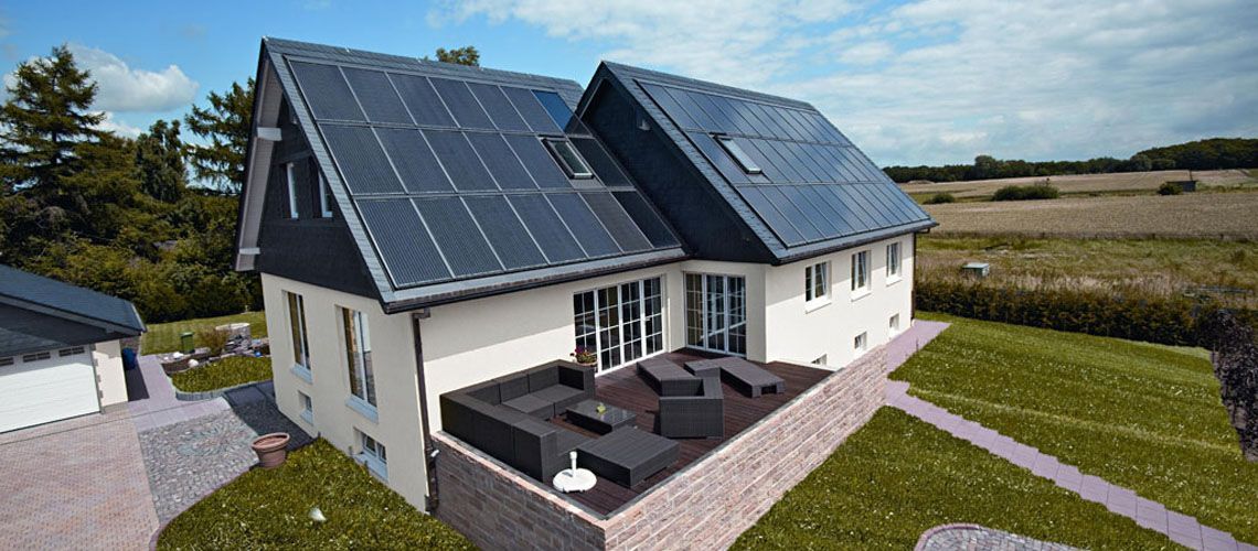 Haus mit Steildach und Solaranlagen – Arbeiten der Frank Sperling Dachdecker GmbH