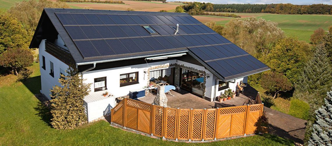 Haus mit Steildach und Solaranlagen – Arbeiten der Frank Sperling Dachdecker GmbH