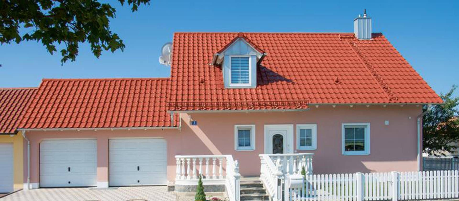 Haus mit Steildach – Arbeiten der Frank Sperling Dachdecker GmbH