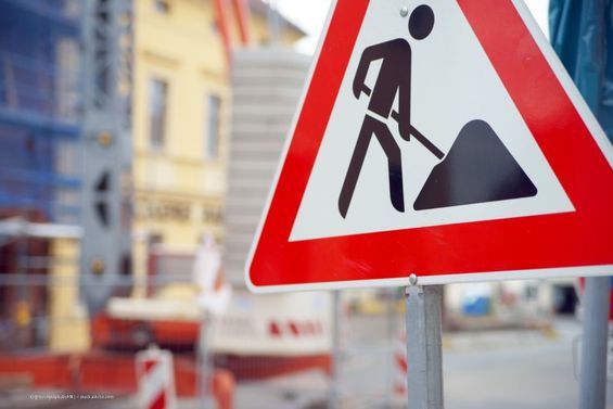 Wand während einer Sanierung und Neugestaltung