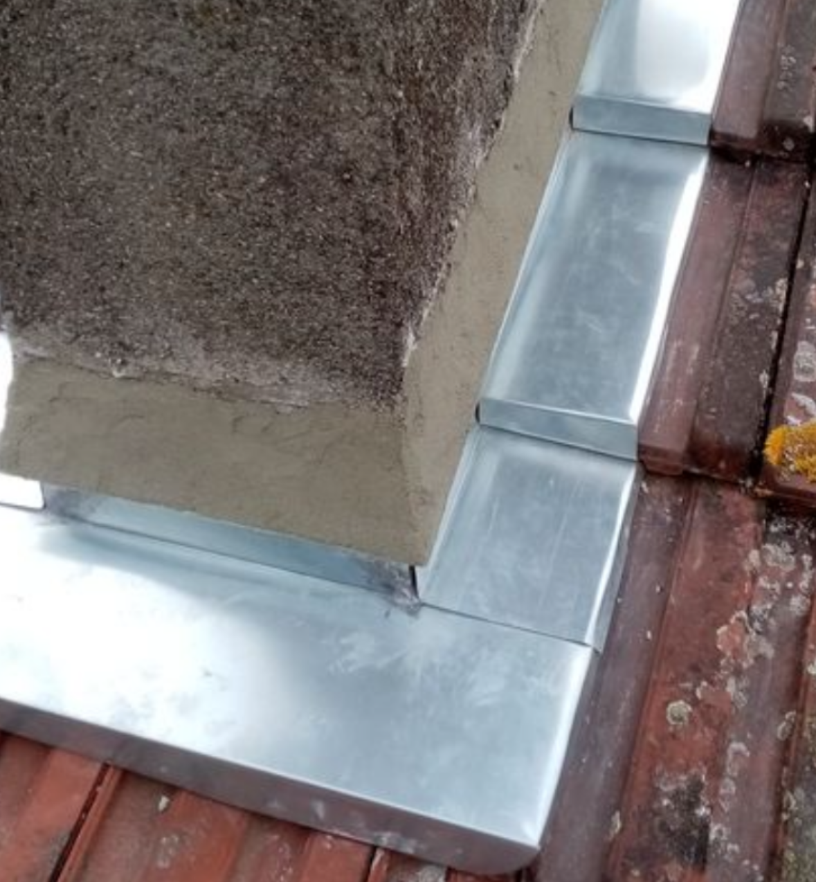 Contour de cheminée en zinc