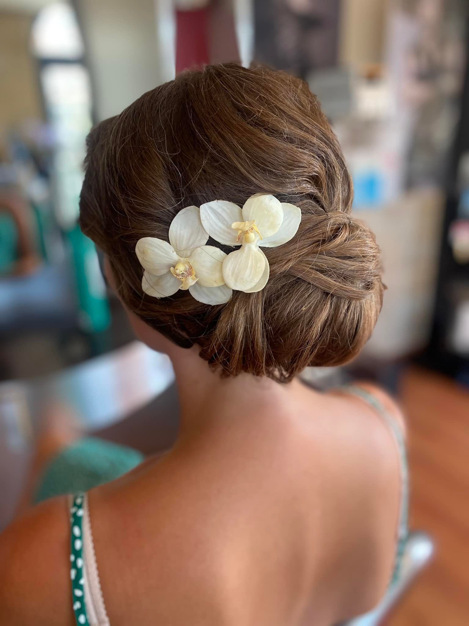 Coiffure chignon fleur