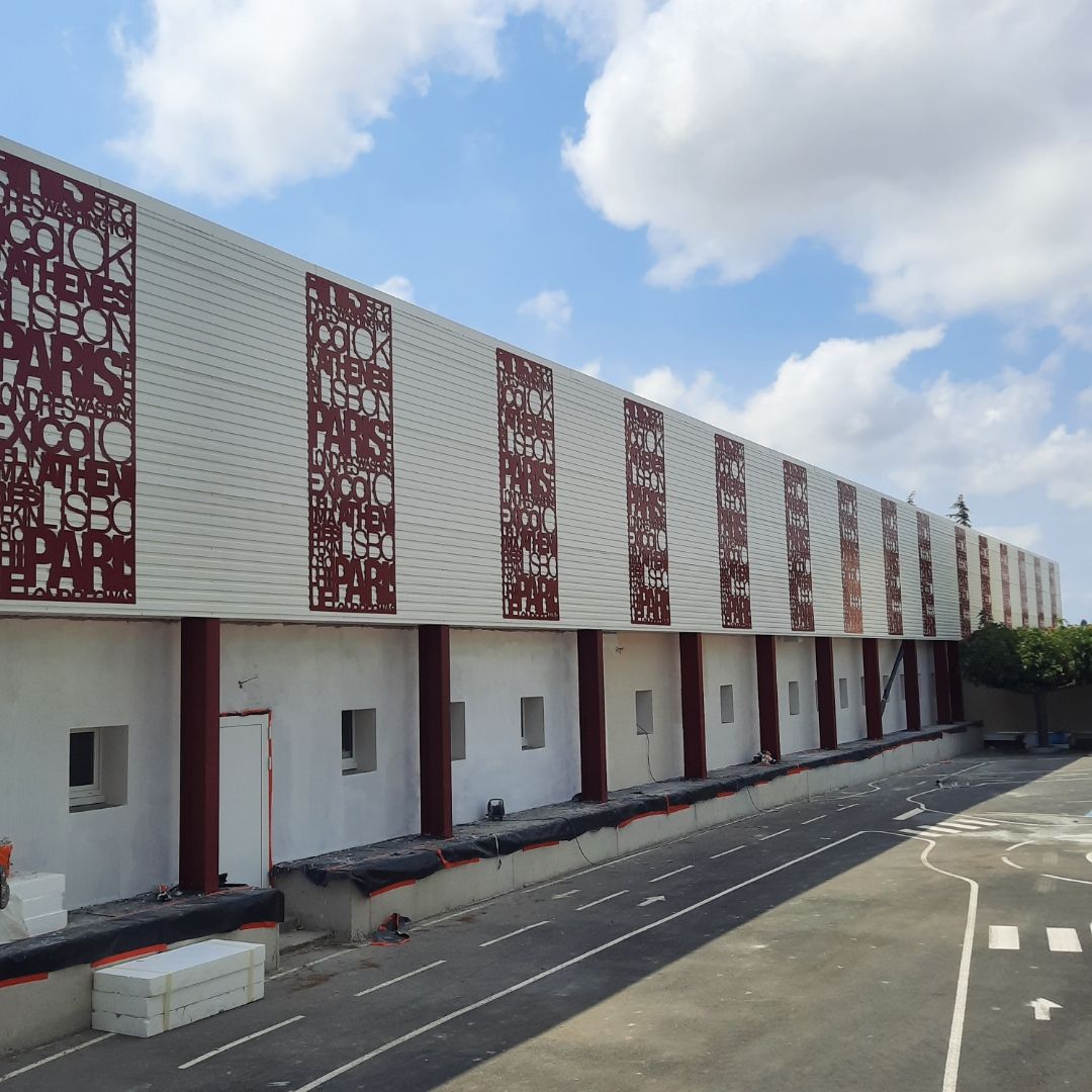 Façade avec panneaux décoratifs