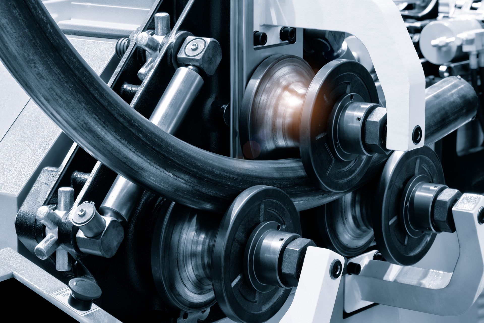 Cintreuse de tubes métalliques en fonctionnement. Tubes d'acier façonnés par des rouleaux.