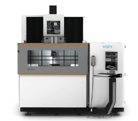 Homme utilisant une machine CNC dans un atelier ; aux tons bleus, avec des outils et un moniteur visibles.