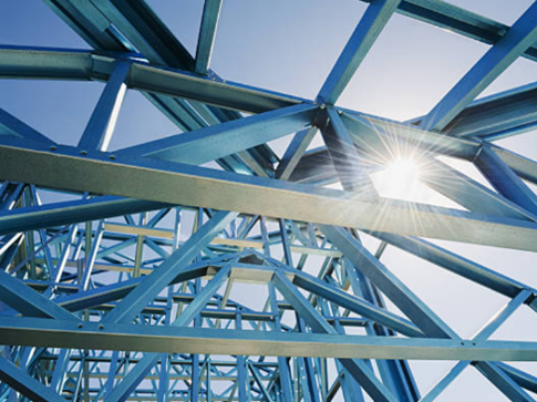 Structure en acier bleu se détachant sur un soleil éclatant dans un ciel dégagé.