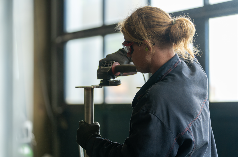 Soudeur travaillant sur du métal, étincelles. Réglage d'usine.