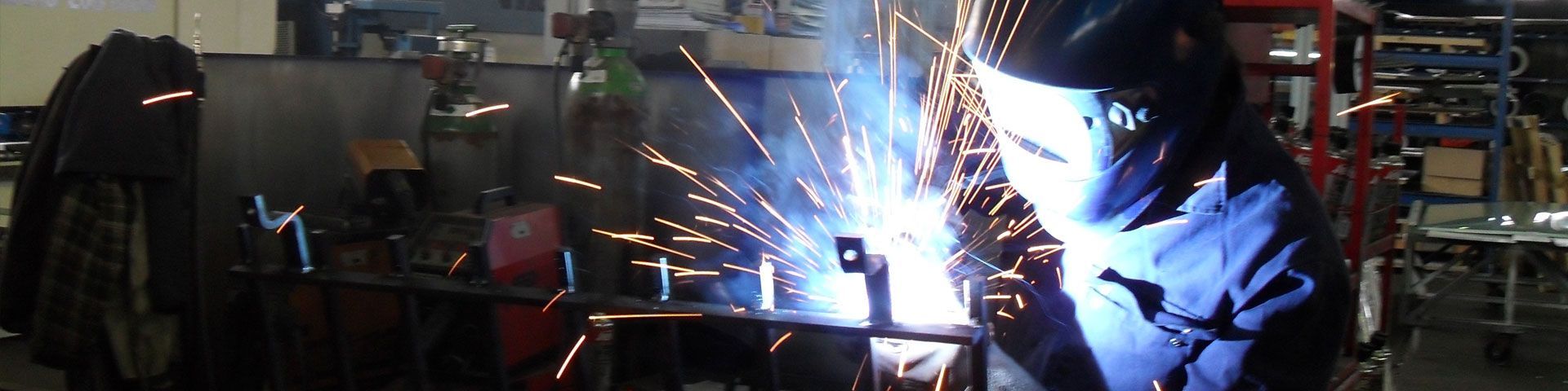 Soudeur travaillant sur du métal, étincelles. Réglage d'usine.