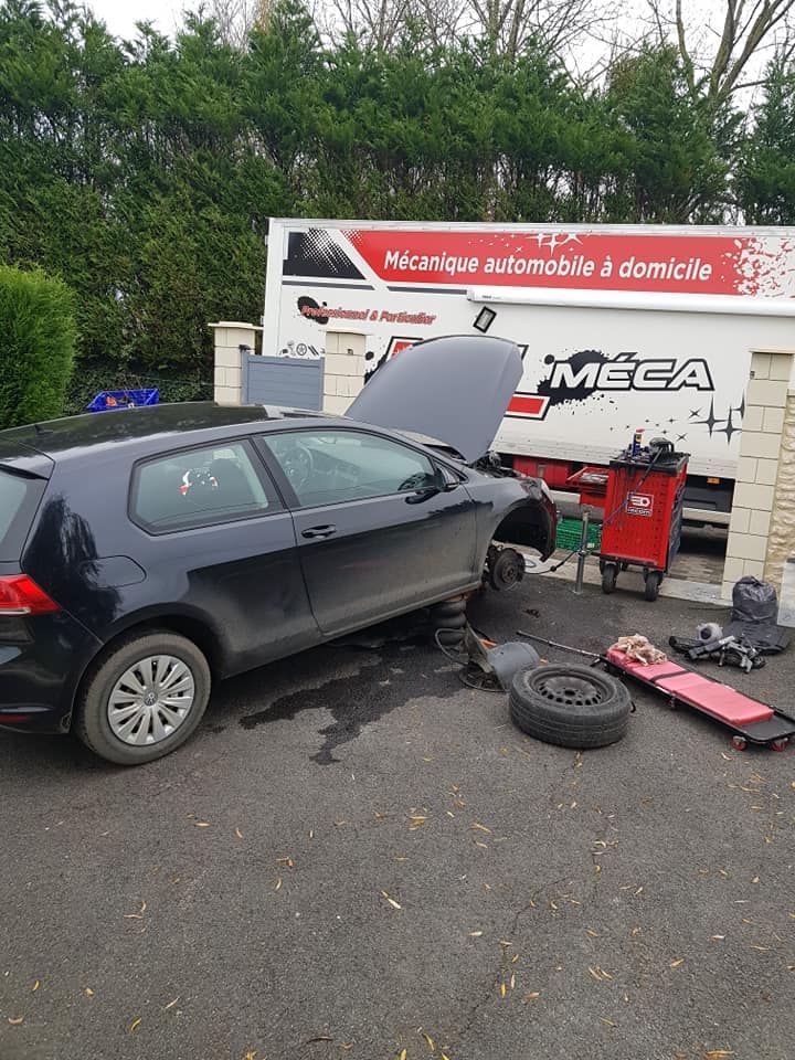 Voiture noire en réparation ; capot ouvert, roue démontée. Camion de mécanicien en arrière-plan avec texte en français.