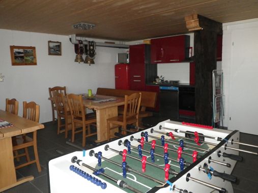 Modernes Hotelzimmer mit zwei Einzelbetten, beiger Einrichtung und einem grossen Fenster mit Vorhängen.