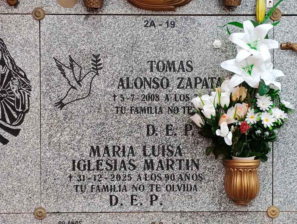 Lápida con los nombres 