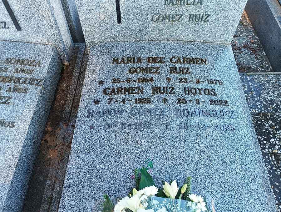 Lápida con nombres y fechas: María del Carmen Gómez Ruiz, Carmen Ruiz Hoyos y Ramón Gómez Domínguez.