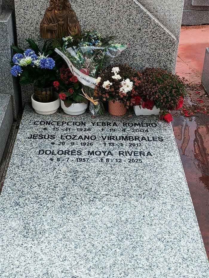Lápida con flores. Nombres, fechas de nacimiento y fallecimiento: Concepción Yebra, Rosemary, Jesús Lozano, Virumbrales, Dolores Moya, Rivera.