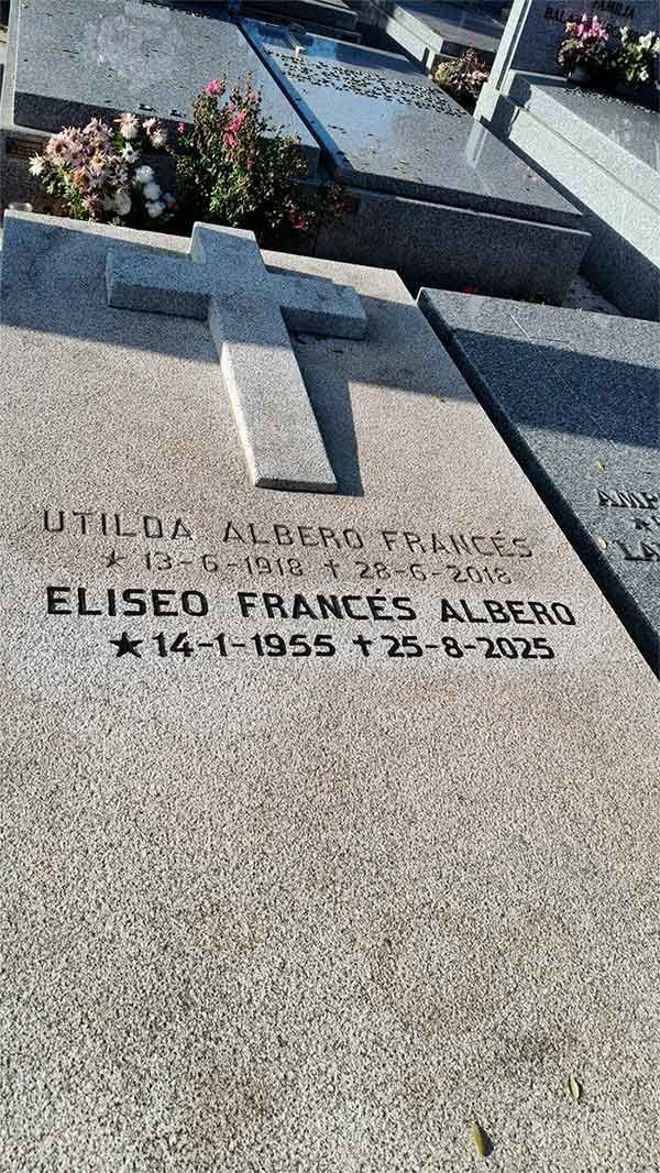 Lápida con cruz e inscripción: 