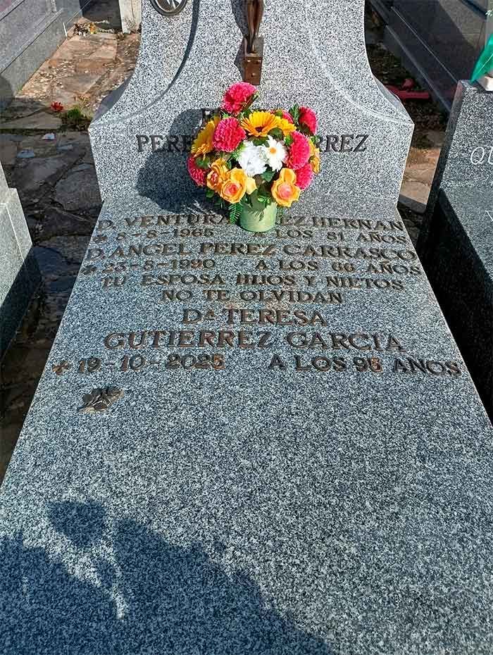 Lápida con flores; inscripción detalla nombre, fechas y 