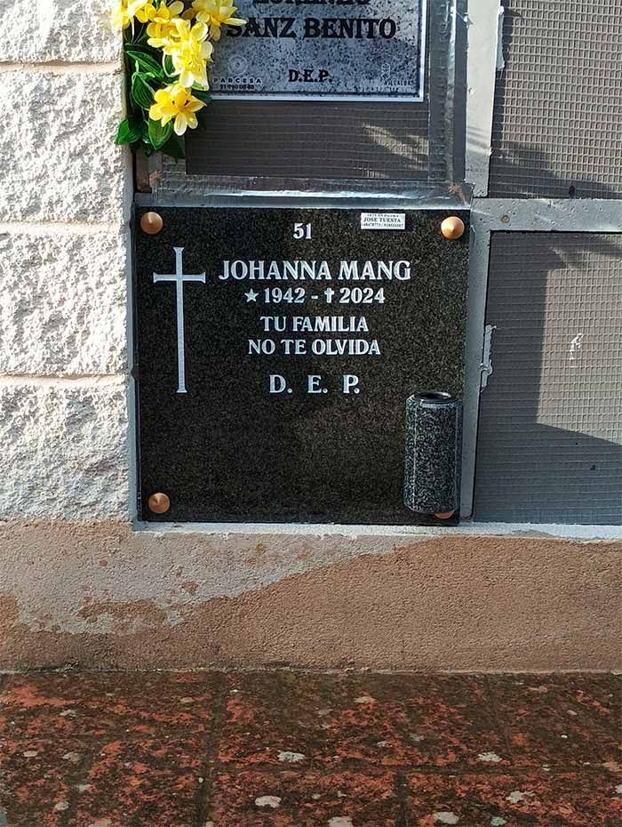 Lápida con cruz, inscripción para Johanna Mang (1943-2024), 