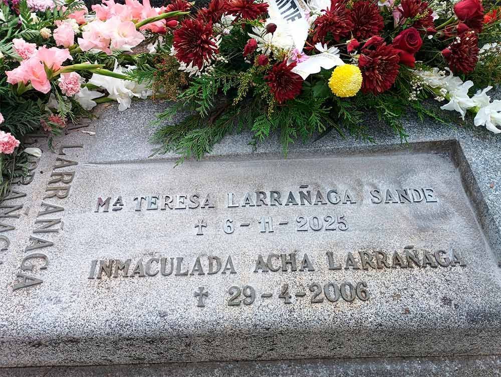 Gravestone with floral arrangement. Names and dates engraved: Ma. Teresa Larrañaga Sande, + 6-1-2025; Inmaculada Acha Larrañaga, + 29-4-2006.