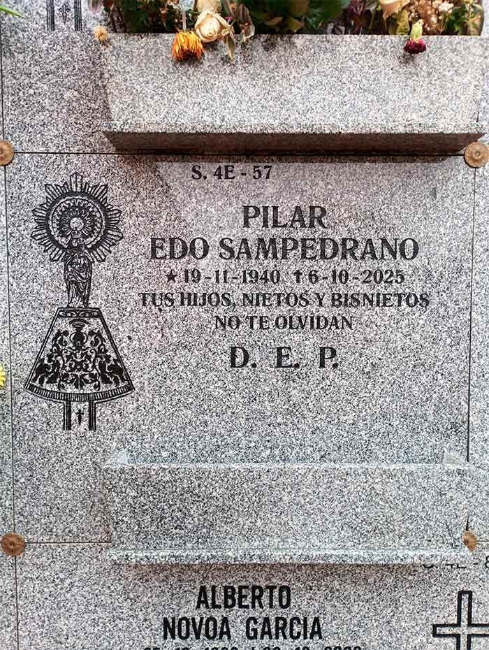 Lápida: Pilar Edo Sampedrano, fechas de nacimiento y muerte, texto conmemorativo y símbolo religioso.