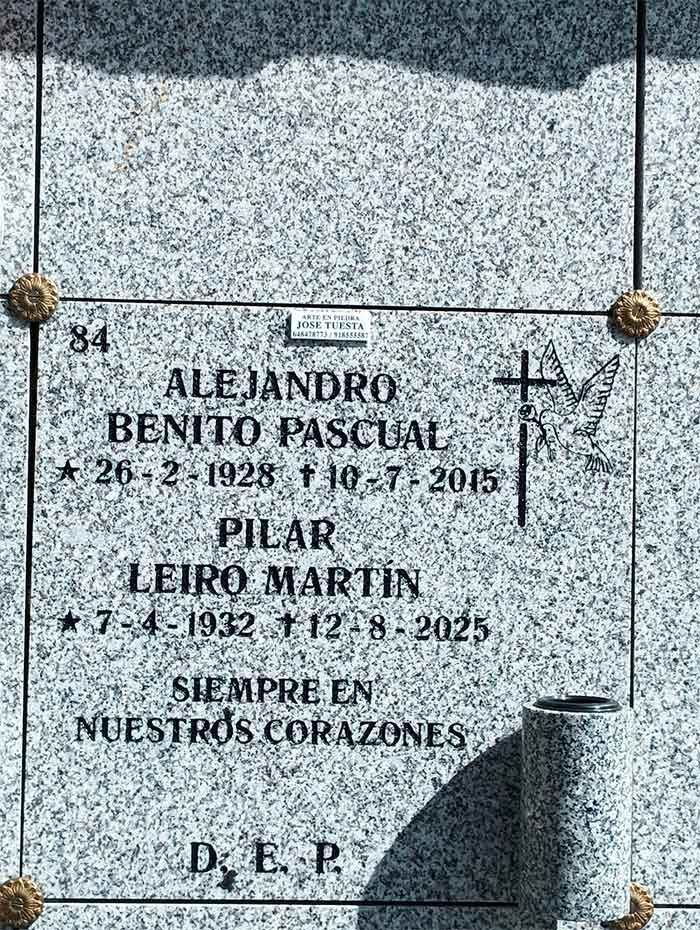 Lápida con nombres, fechas y 