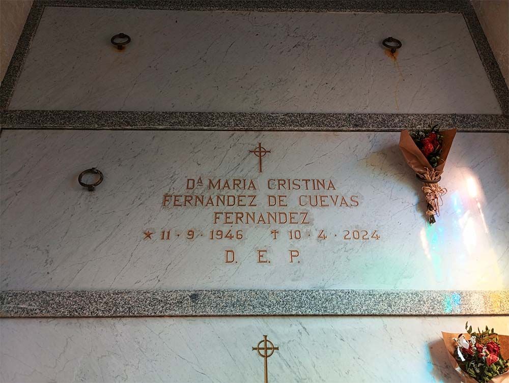 Tumba de Dª Maria Cristina Fernandez De Cuevas, con fechas de nacimiento y muerte, y flores.