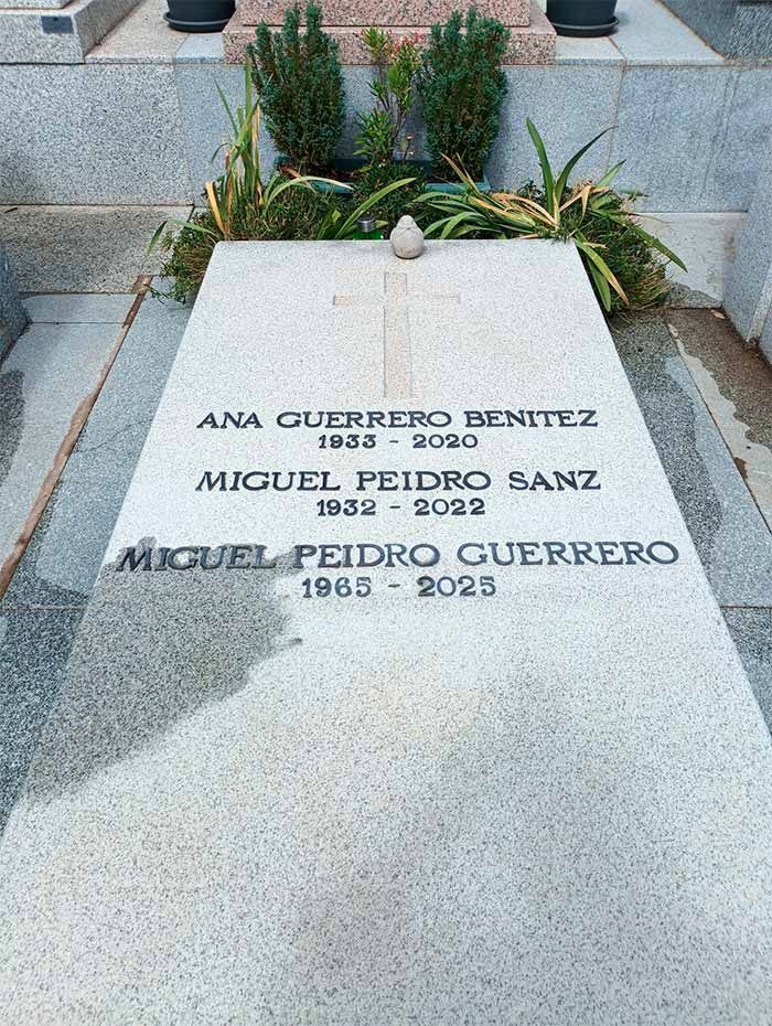 Lápida de granito: nombres Ana, Miguel y Miguel con sus años de nacimiento y muerte.