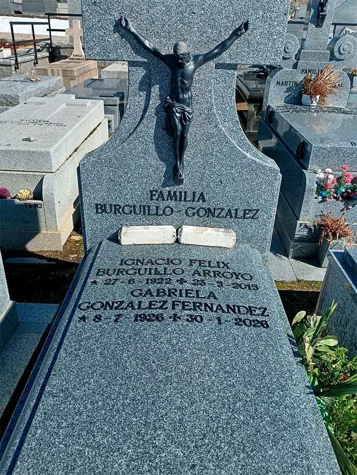 Lápida con crucifijo. Texto: Familia Burguillo-González, Ignacio Félix, Gabriela González Fernández, fechas de nacimiento y fallecimiento.