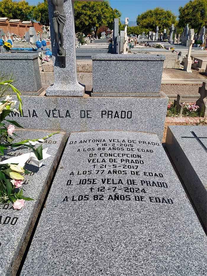 Lápida con nombres grabados,