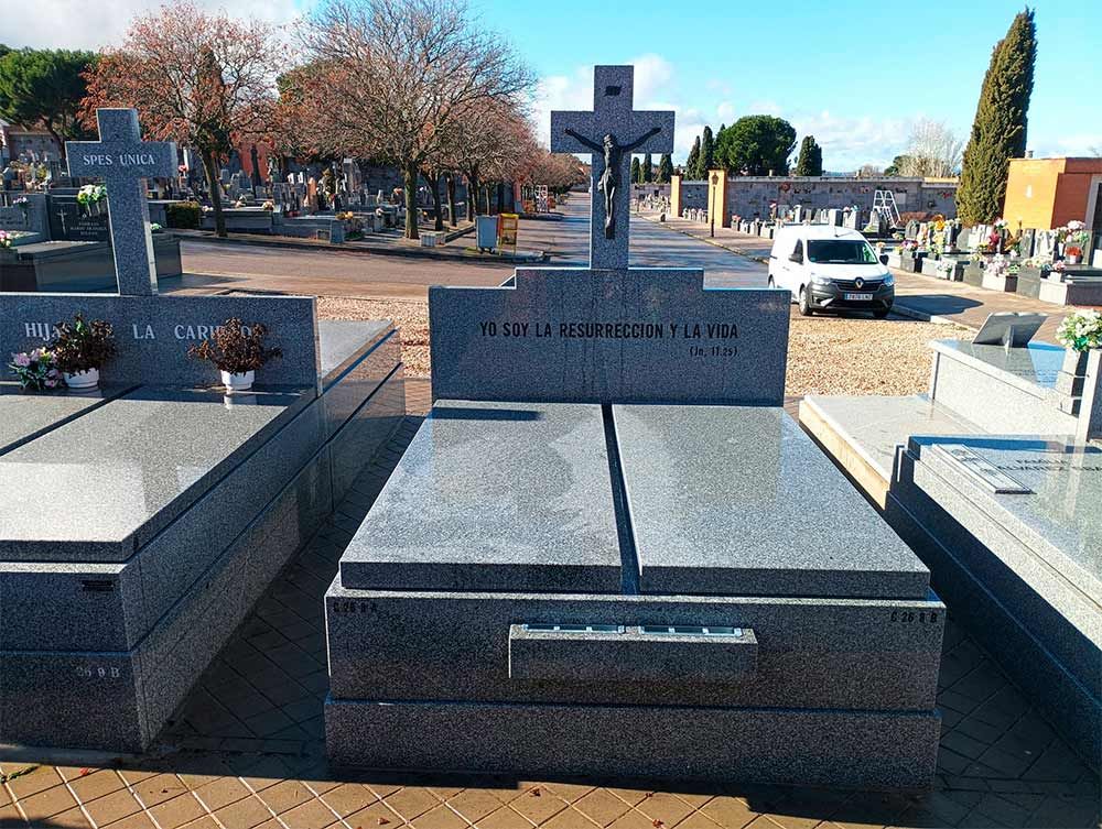 Tumbas con cruces en un cementerio en un día soleado.