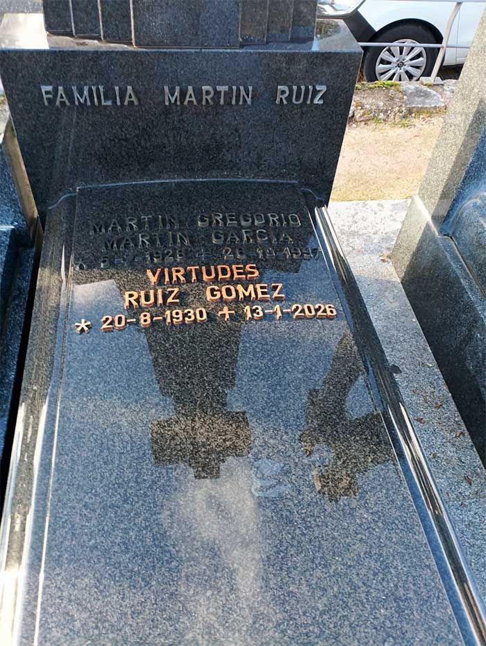 Lápida con el apellido 