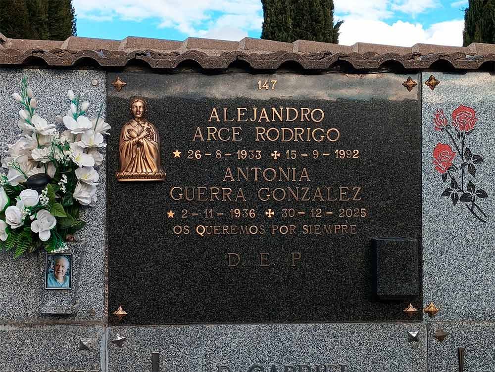 Tombstone with names Alejandro Farge Rodrigo and Antonia Guerra Gonzalez, dates, and 