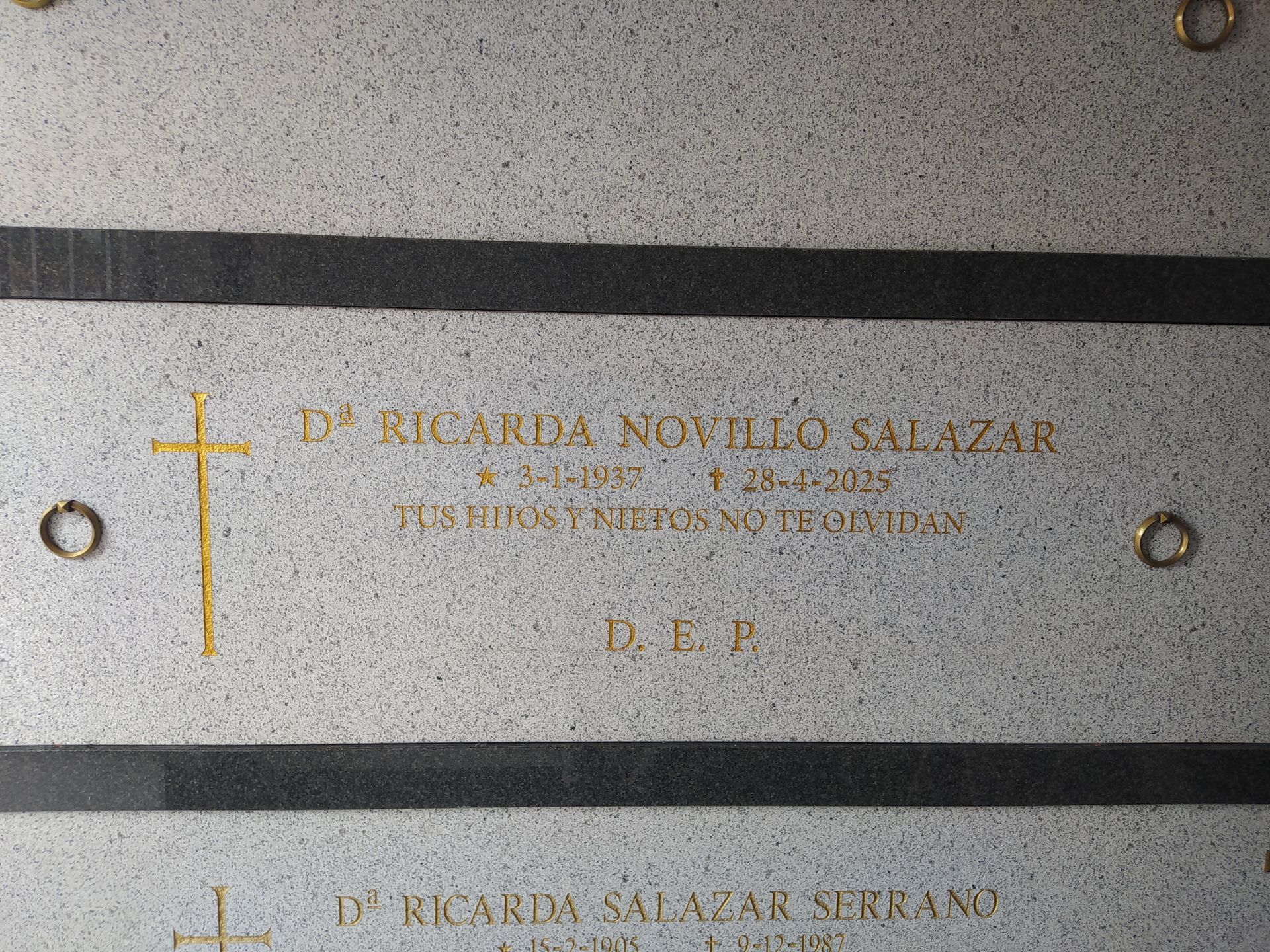 Grabado en lápida: «Dra. Ricarda Novillo Salazar», con fechas de nacimiento y defunción, e inscripción.