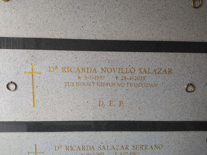 Grabado en lápida: «Dra. Ricarda Novillo Salazar», con fechas de nacimiento y defunción, e inscripción.