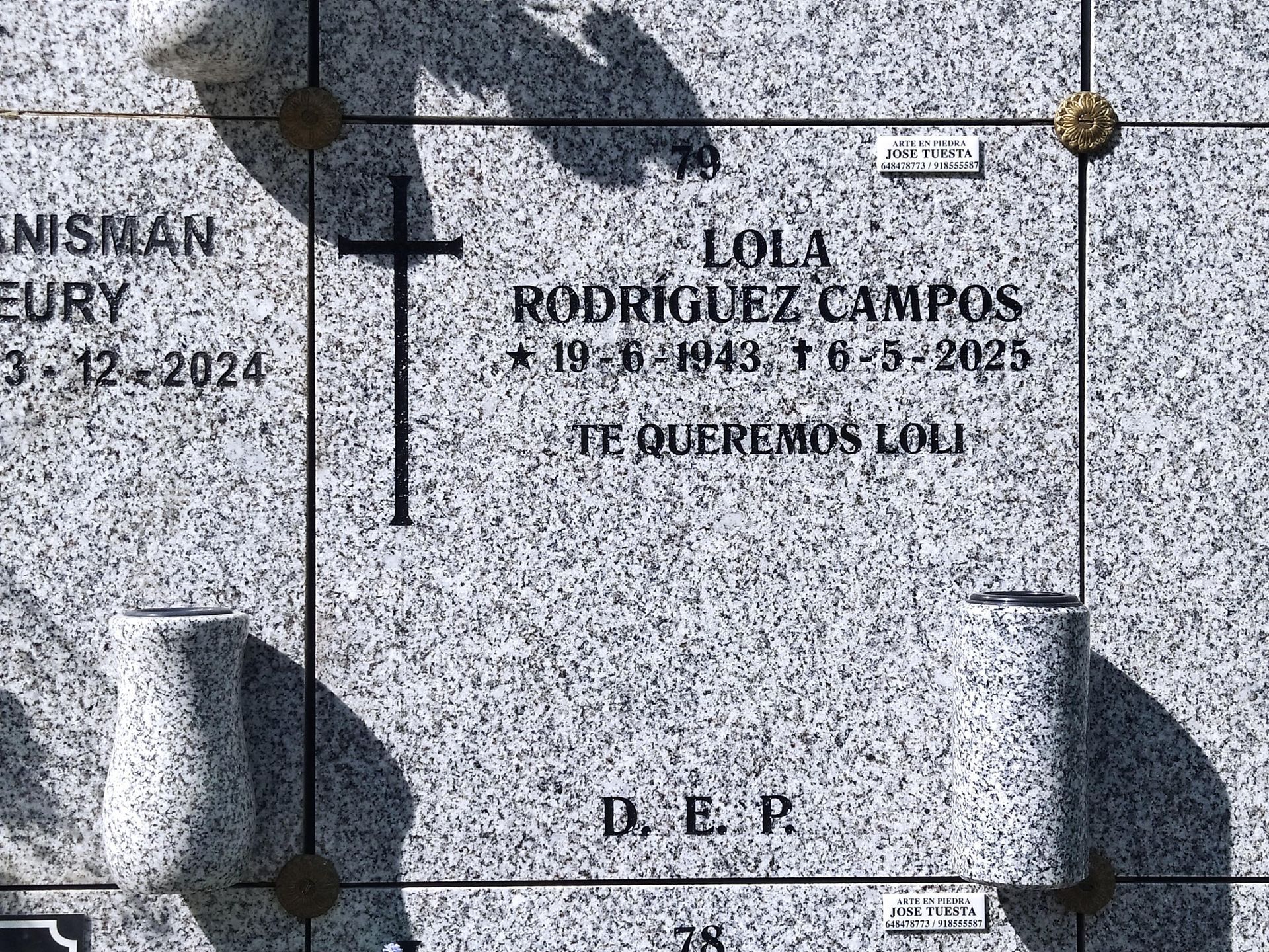 Lápida de Lola Rodríguez Campos, con fechas e inscripción