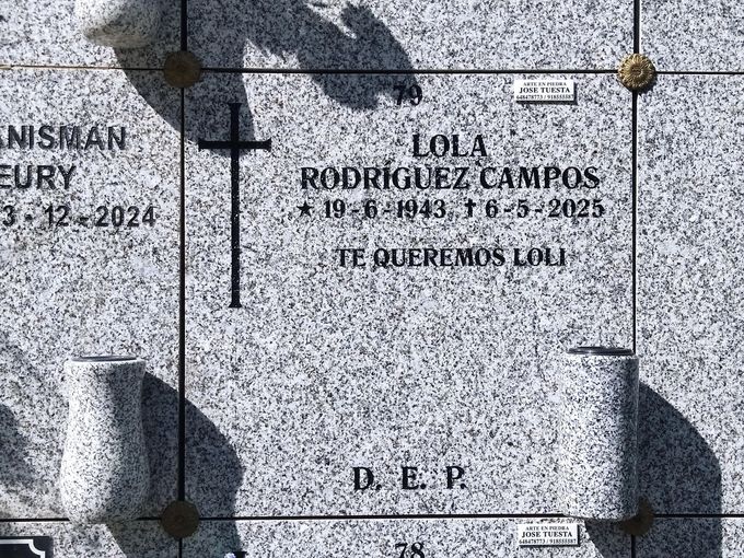 Lápida de Lola Rodríguez Campos, con fechas e inscripción 