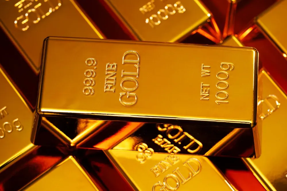 Primer plano de una barra de oro central con la inscripción 