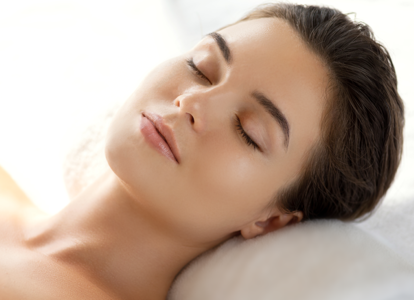 Visage de femme avec les yeux fermés