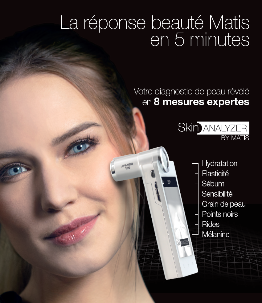 Publicité montrant une femme qui utilise le soin Skin Analyzer