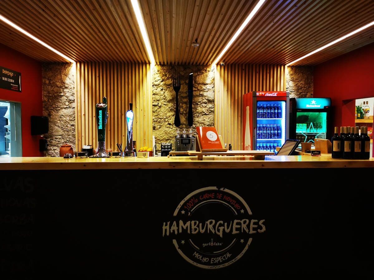 Um restaurante de hambúrgueres e batatas fritas com bar e geladeiras