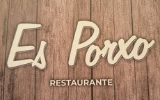 Logotipo para Restaurante Es Porxo, texto blanco sobre fondo de madera.