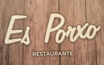 Logotipo para Restaurante Es Porxo, texto blanco sobre fondo de madera.