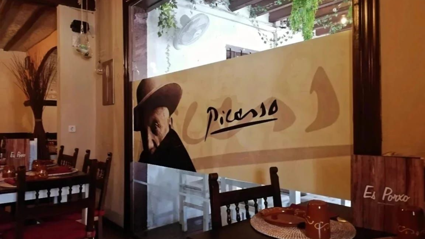 Entrada del restaurante con cartel de
