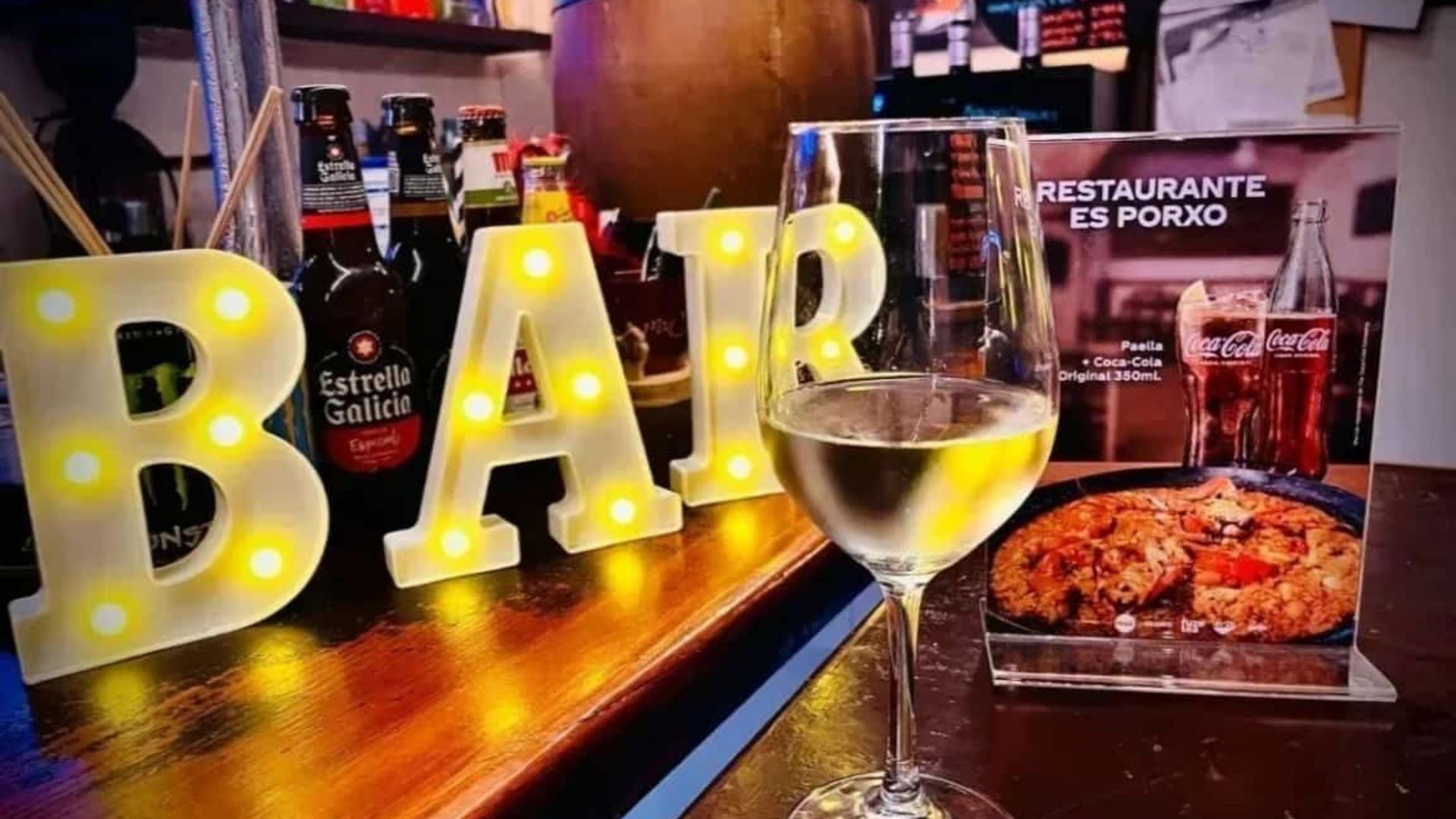 Mostrador de bar con letras
