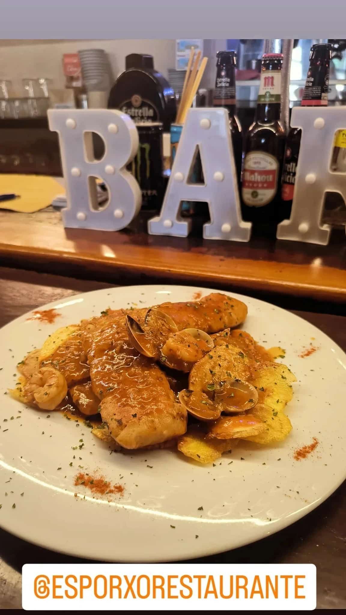 Plato de comida frita en un plato blanco, con un cartel de 