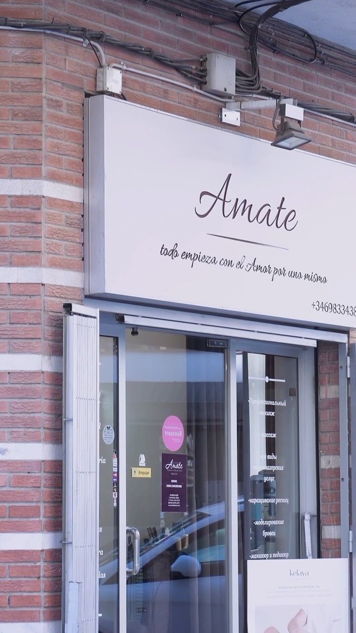 Un escaparate con un cartel que dice