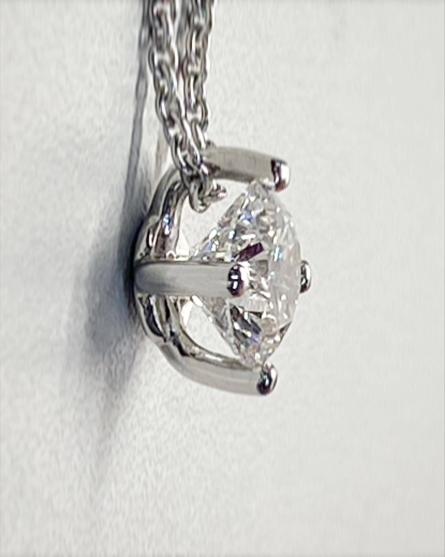 Diamantanhänger mit einem runden, klaren Stein.