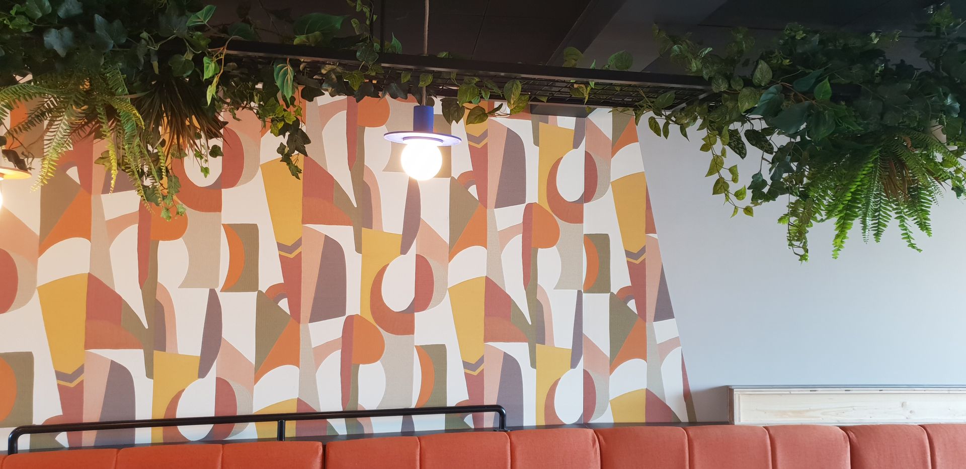 Mur avec papier peint à motifs