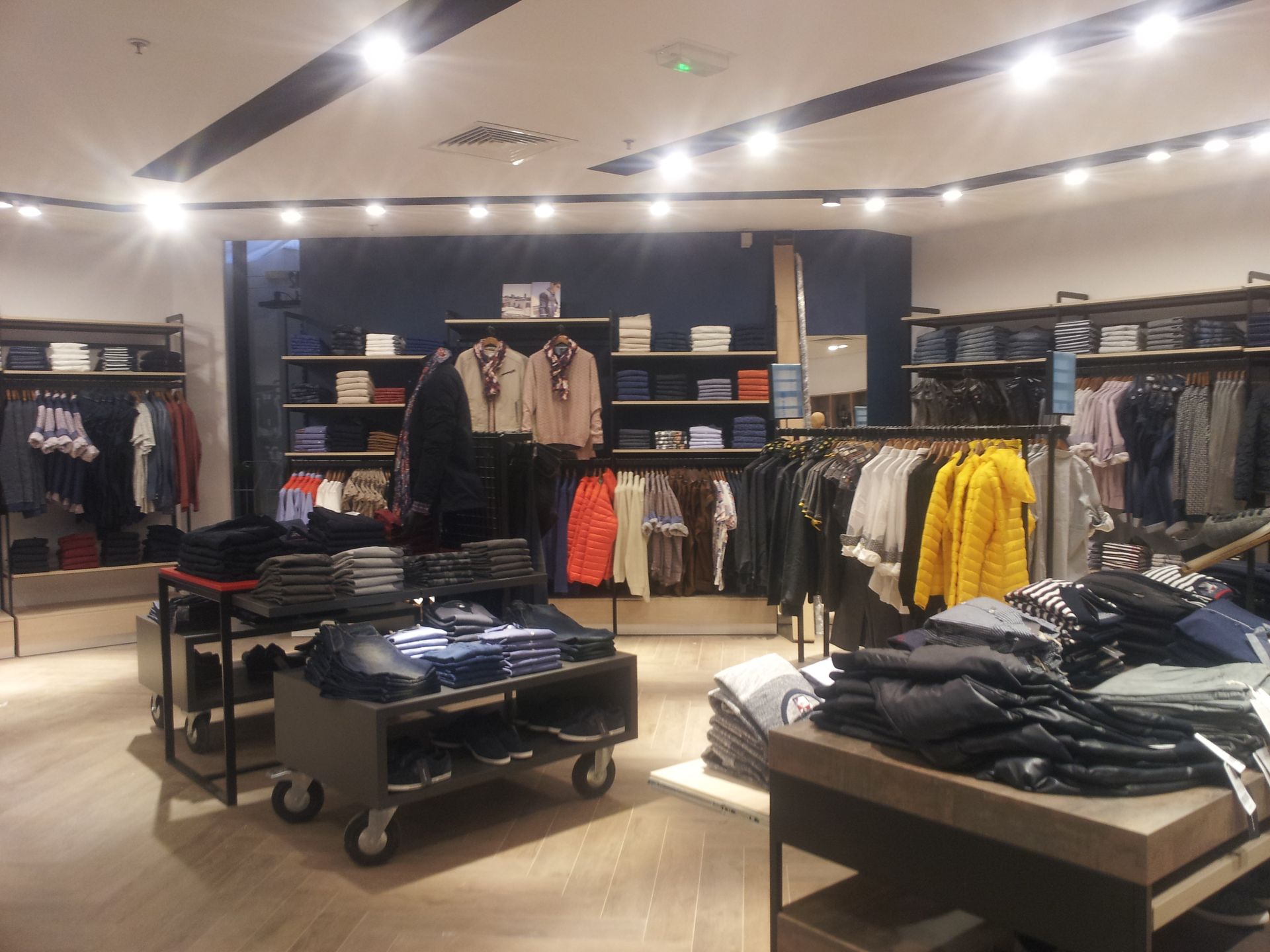 Peinture de commerce dans une galerie commerciale