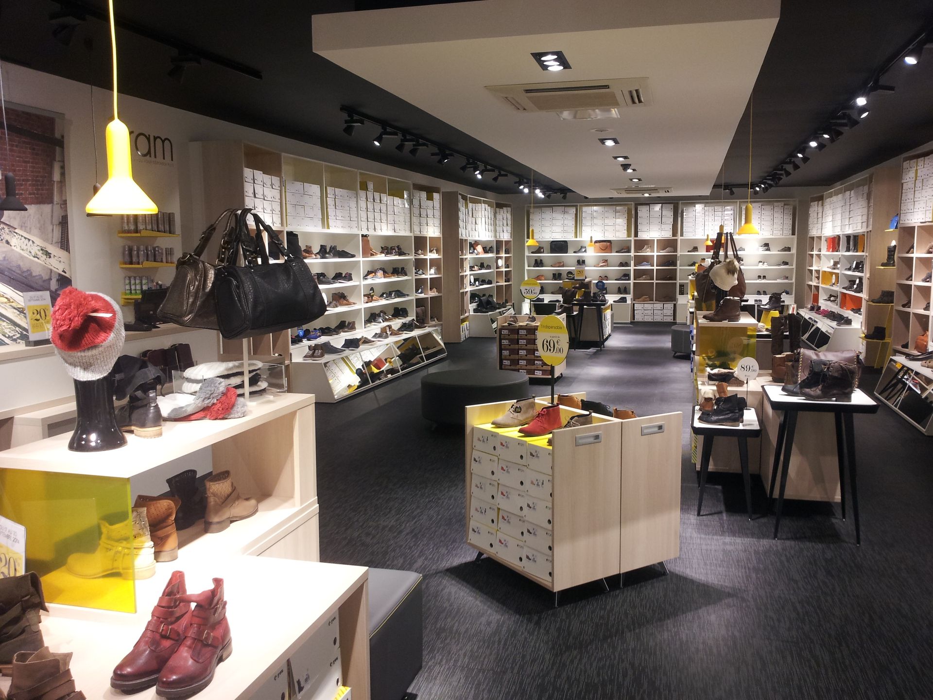 Peinture et sol d'une boutique de chaussures