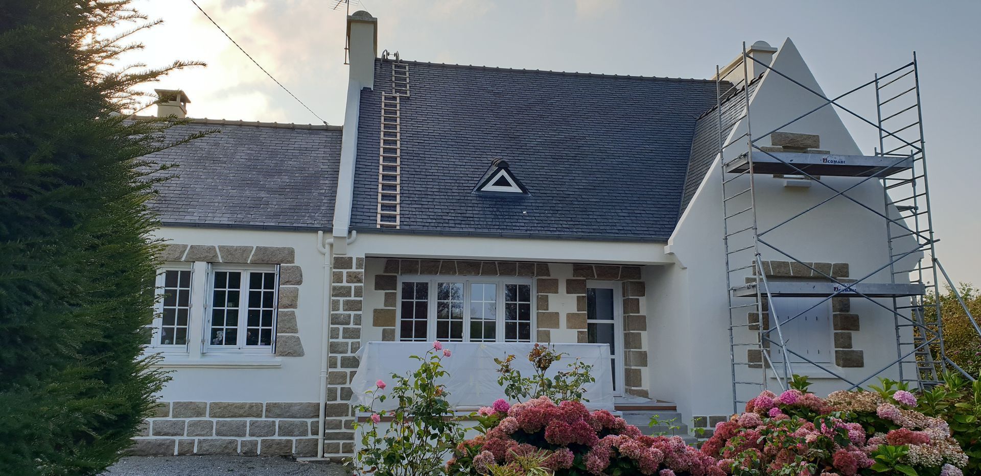 Peinture extérieure d'une maison bretonne